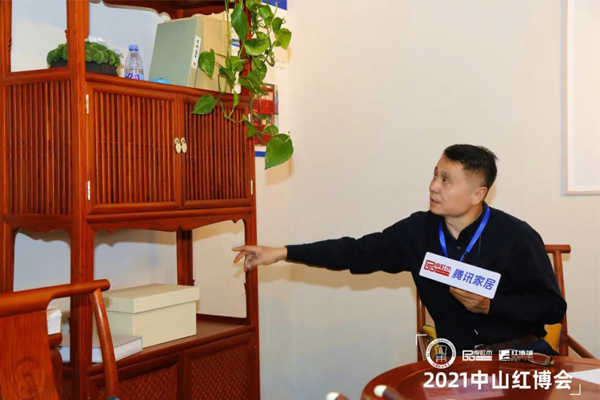 明式家具研究學者張輝蒞臨雅宋紅木展廳，點評雅宋紅木《宋式書柜》