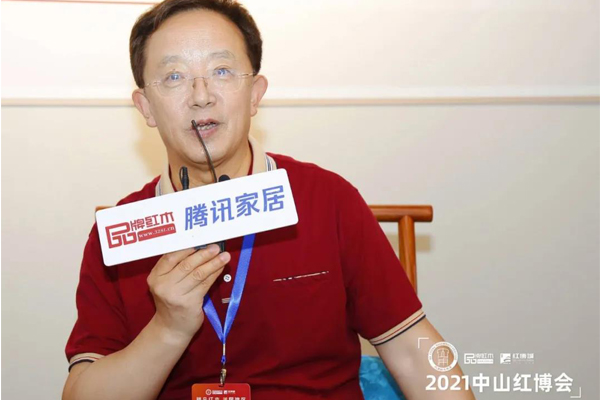 全聯(lián)藝術紅木家具專業(yè)委員會專家顧問、華南農(nóng)業(yè)大學博士生導師李凱夫表達了對雅宋紅木六面好產(chǎn)品的高度認可