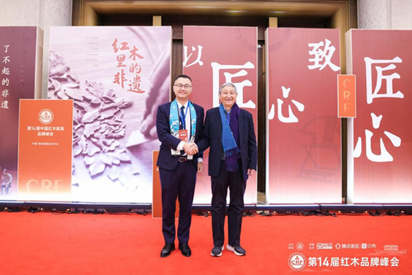 全聯(lián)藝術(shù)紅木家具專業(yè)委員會專家顧問、故宮博物院文?？萍疾吭魅尾莒o樓，雅宋紅木總經(jīng)理竇琦柳合影